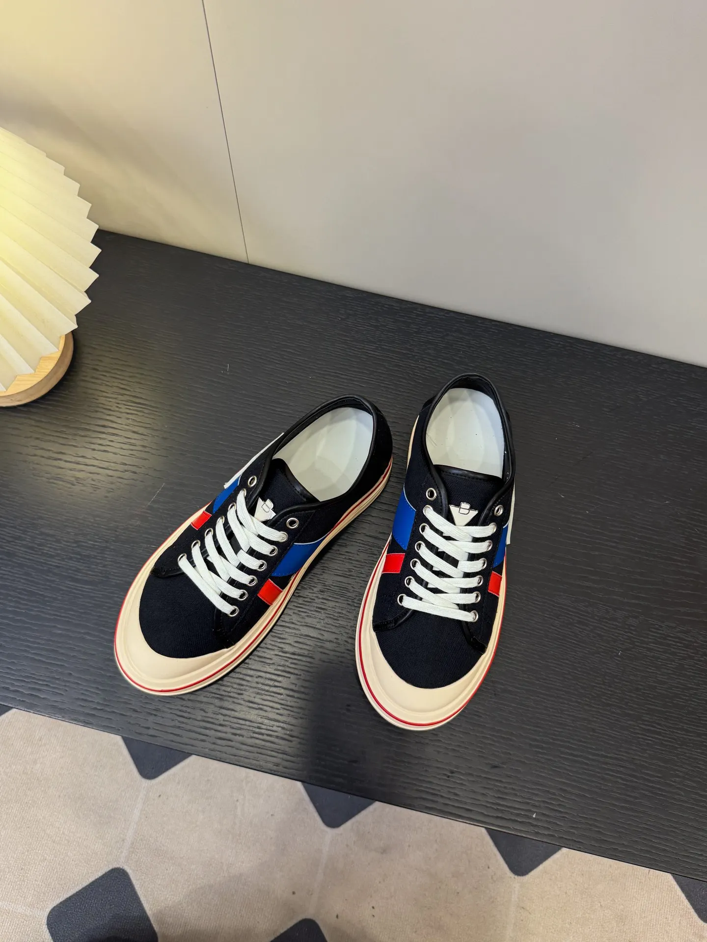 👟👟Ex-factory price 460👟👟 (Men's size +1️⃣0️⃣) BVOrbit's latest 2025 catwalk model, developed 1:1 from the original board, classic color matching elements! This is the biggest highlight of this shoe, eye-catching but not exaggerated design, super cool for daily use, super versatile whether paired with pants, sweaters or skirts, looks good no matter how you wear it, the more you look at it, the more you like it ❗️ Outsole: Original outsole color: 5 colors code number: female 35-40 male 39-44